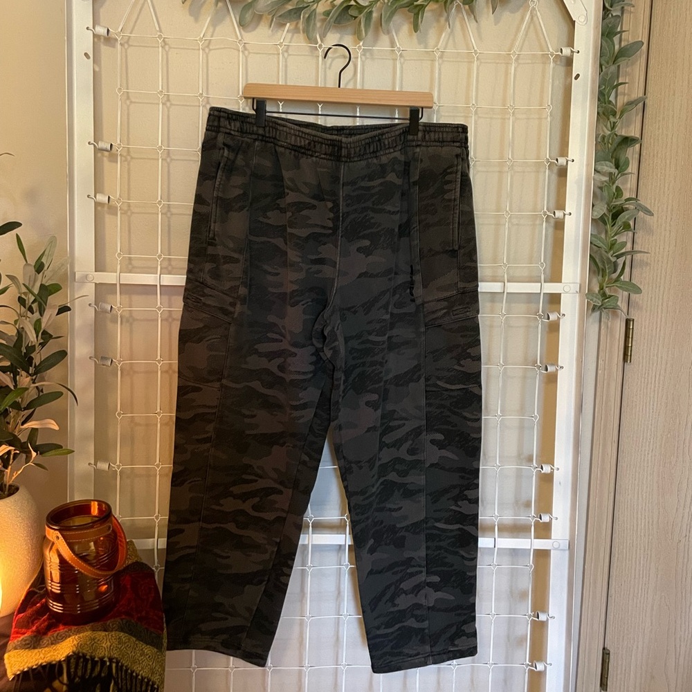 Camouflage sweatpants with pockets